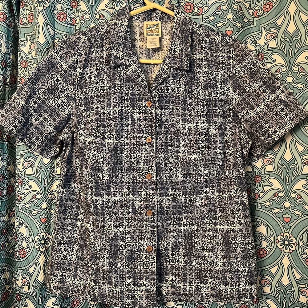 TravelSmith Navy Print on Bone White Women's Blouse Medium Excellent condition